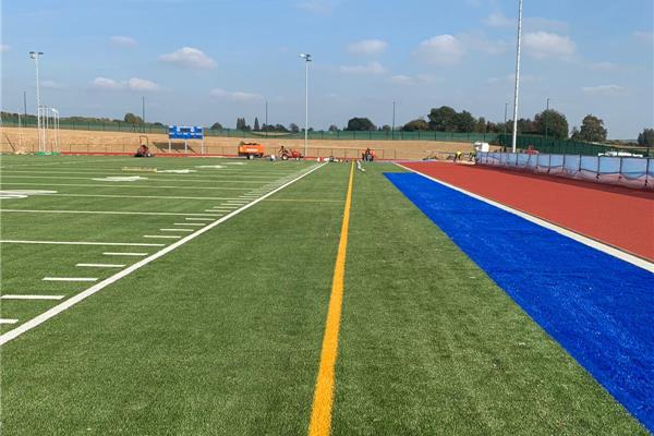 Aménagement d'un complexe sportif avec terrain synthétique pour le football,  le football americain et le rugby et piste d'athlétisme (4.500 m2) - Sportinfrabouw NV
